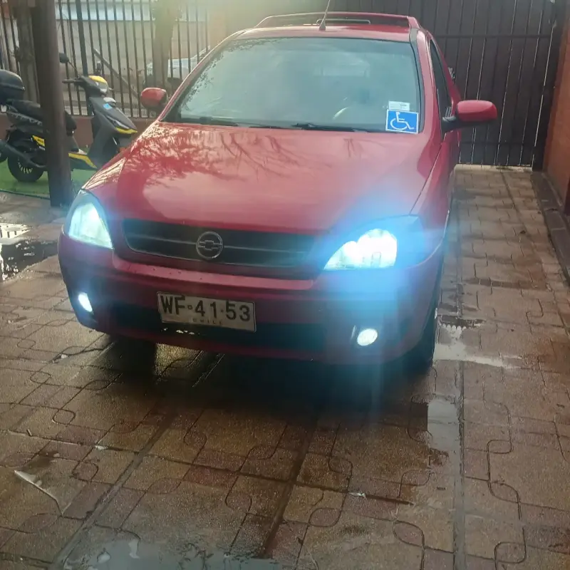 Camioneta Chevrolet Montana roja en buen estado - 2