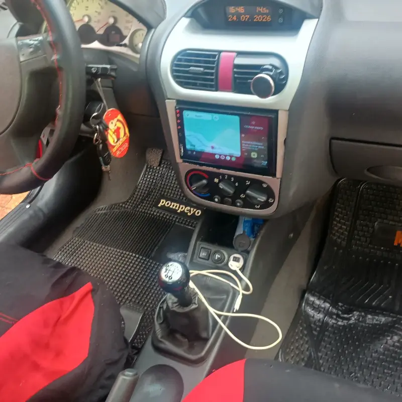 Camioneta Chevrolet Montana roja en buen estado - 3