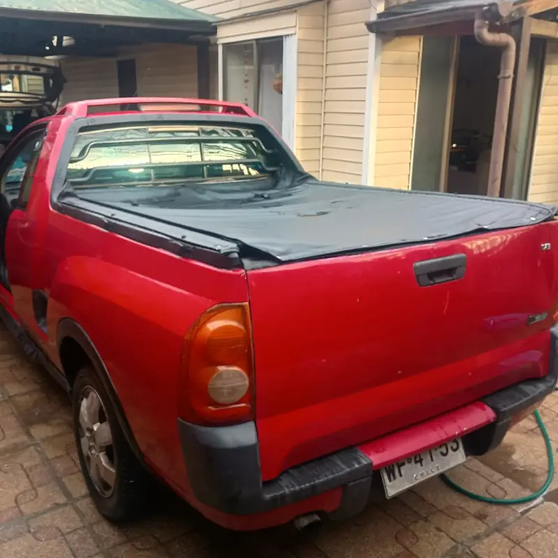 Camioneta Chevrolet Montana roja en buen estado - 4