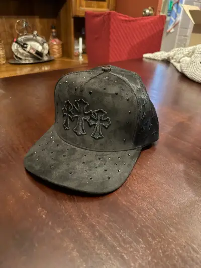 Gorra negra con diseño de cruces - miniatura 1