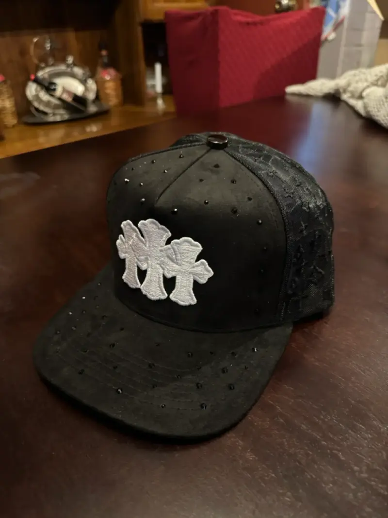 Gorra negra con diseño de cruces - 2