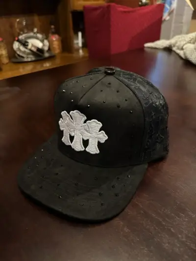 Gorra negra con diseño de cruces - miniatura 2