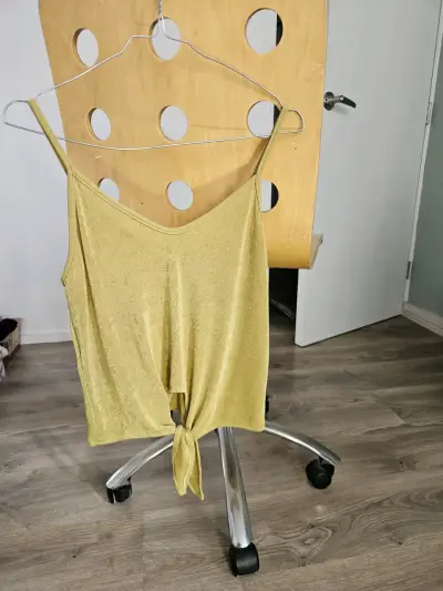 Blusa de tirantes dorada con nudo frontal - miniatura 1