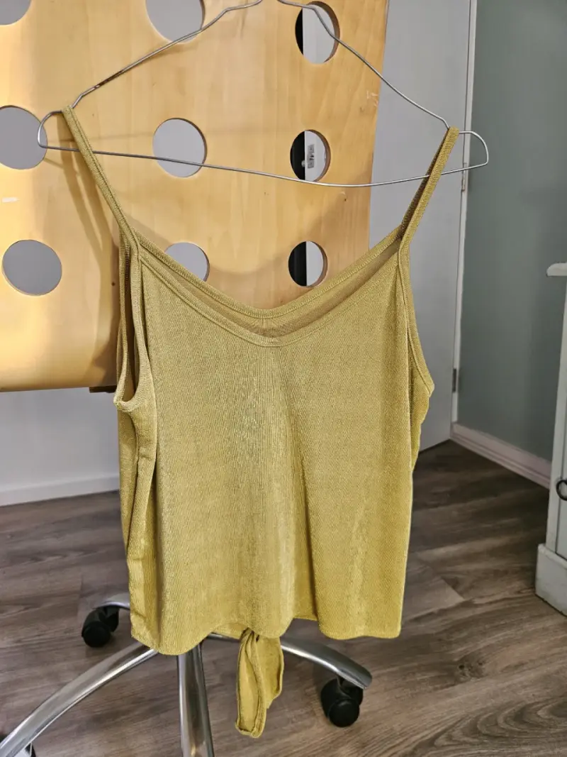 Blusa de tirantes dorada con nudo frontal - 2