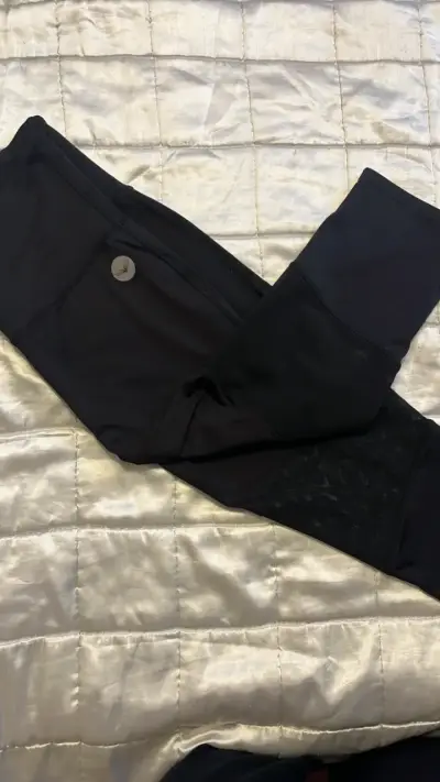Leggings deportivos negros con diseño moderno - miniatura 1