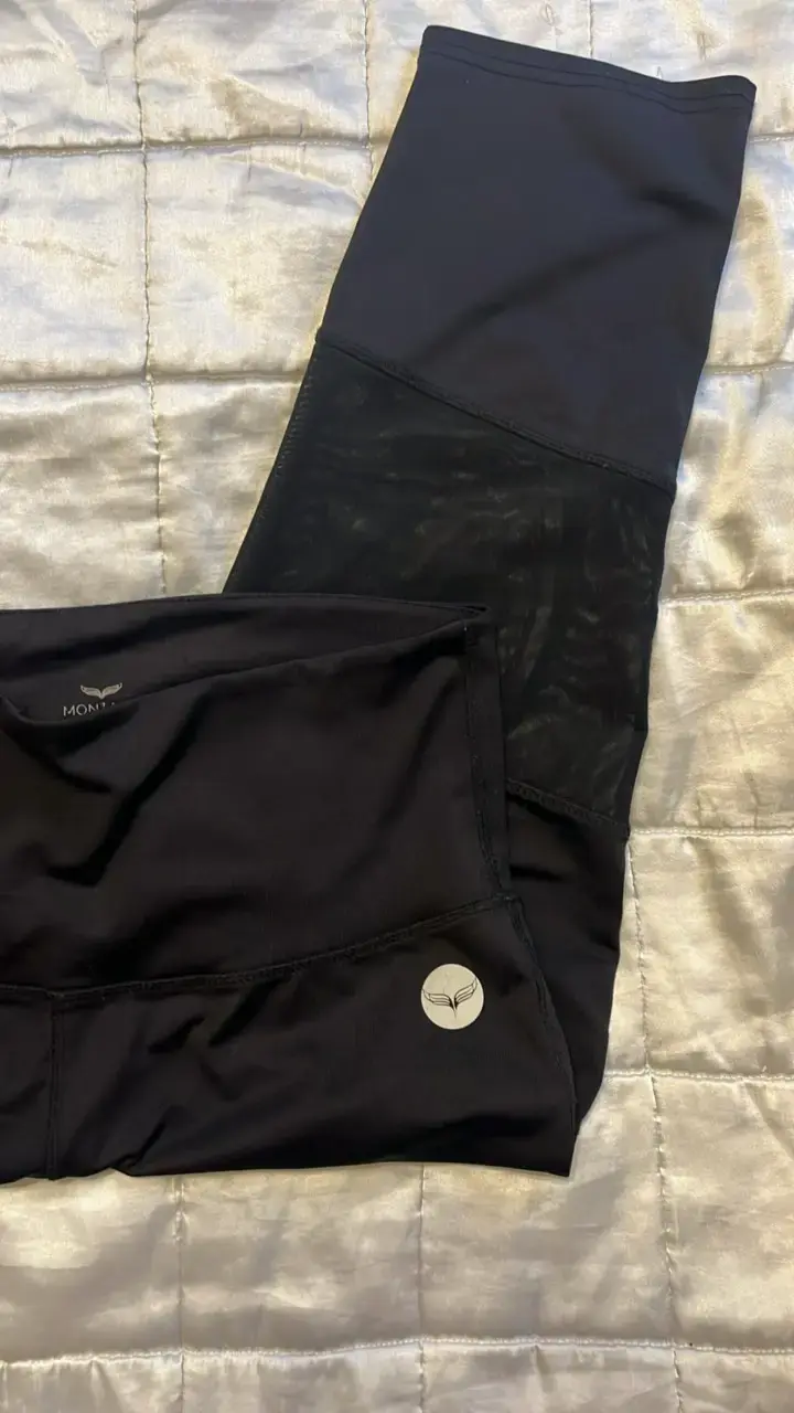 Leggings deportivos negros con diseño moderno - 2