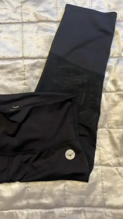 Leggings deportivos negros con diseño moderno - miniatura 2