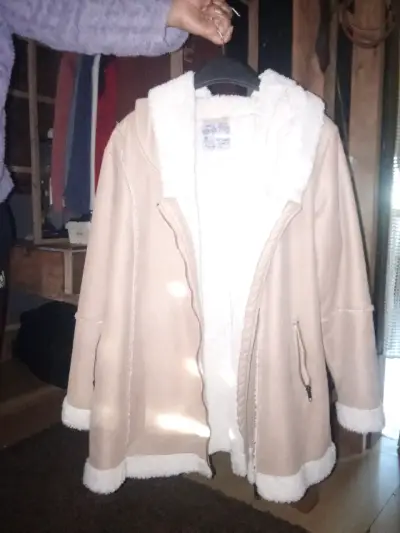 Abrigo de mujer beige con forro de lana - miniatura 1