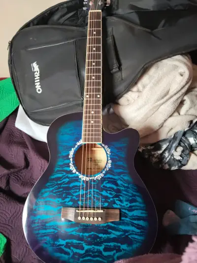 Guitarra electroacústica azul con funda Rhino - miniatura 1