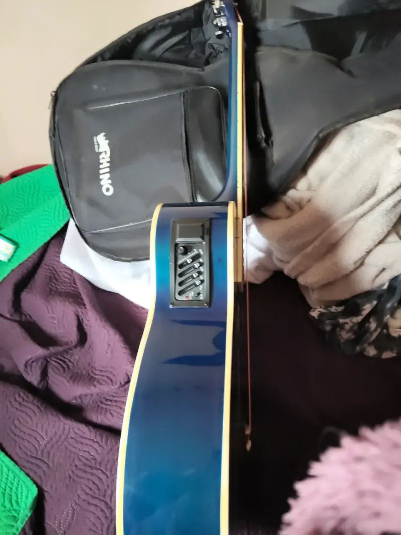 Guitarra electroacústica azul con funda Rhino - 2