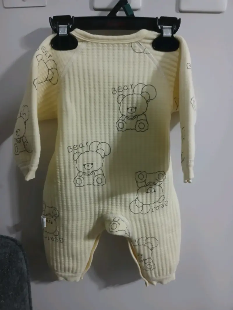 Enterito de bebé amarillo con diseño de ositos - 2
