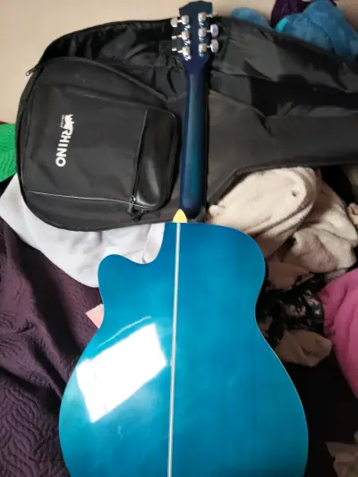 Guitarra electroacústica azul con funda Rhino - miniatura 3