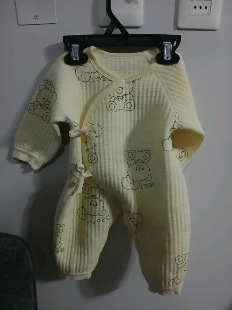 Enterito de bebé amarillo con diseño de ositos - 3