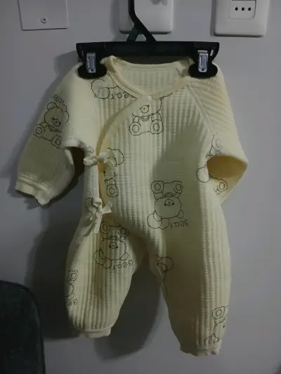 Enterito de bebé amarillo con diseño de ositos - miniatura 3