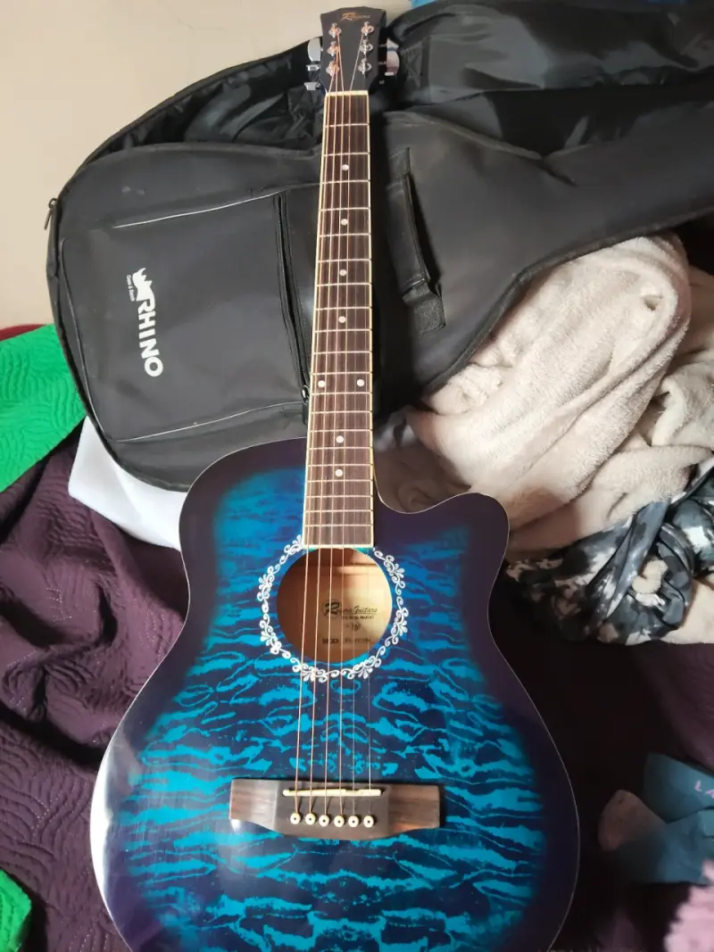 Guitarra electroacústica azul con funda Rhino - 4