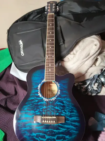 Guitarra electroacústica azul con funda Rhino - miniatura 4