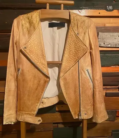 Chaqueta de cuero dorada para mujer - miniatura 1