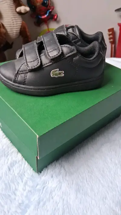 Zapatillas negras para niños con velcro Lacoste - miniatura 1