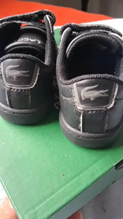 Zapatillas negras para niños con velcro Lacoste - miniatura 2