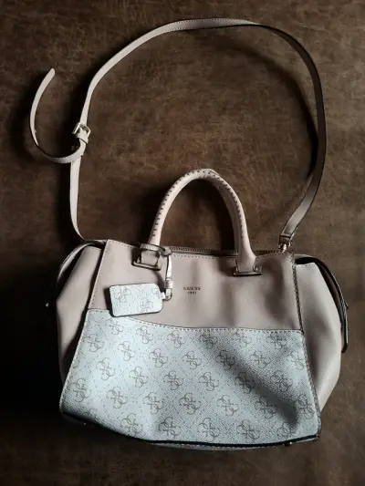 Bolso de mano Guess beige con diseño elegante - miniatura 1