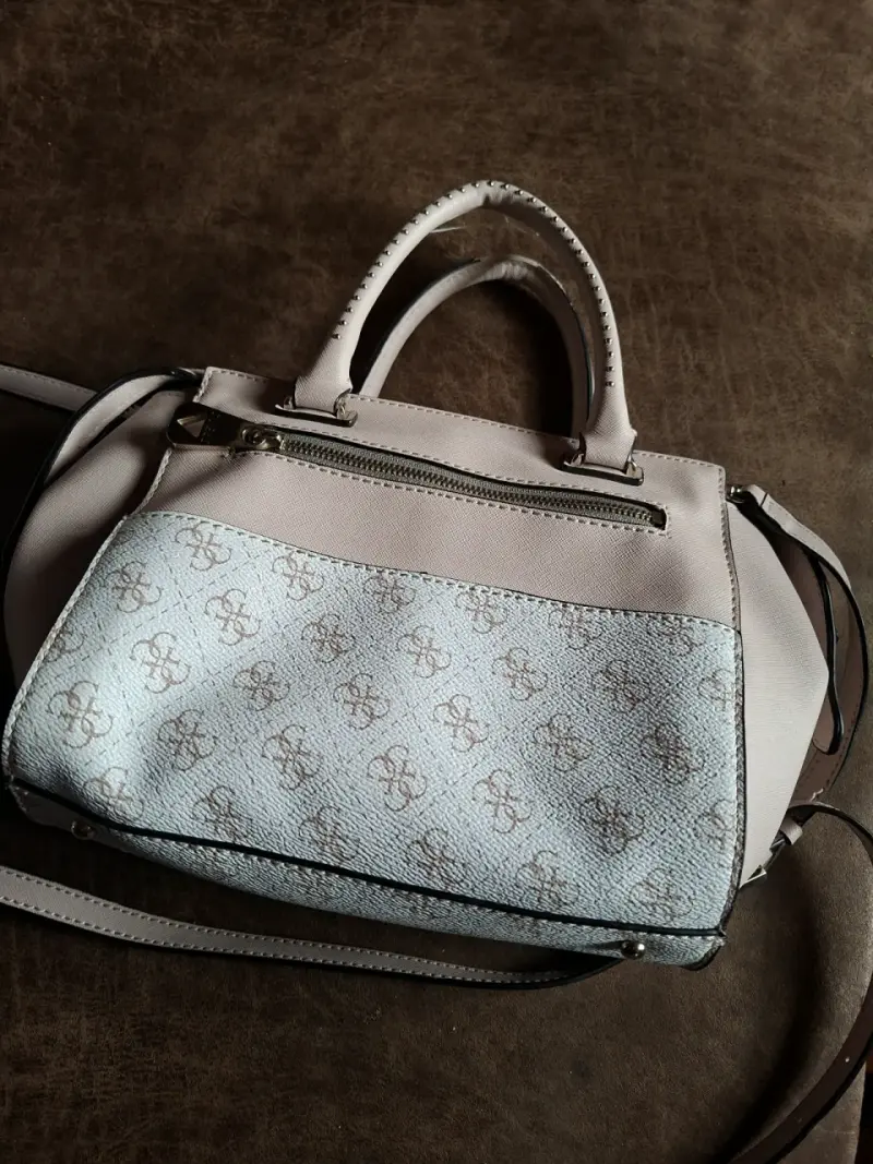 Bolso de mano Guess beige con diseño elegante - 2