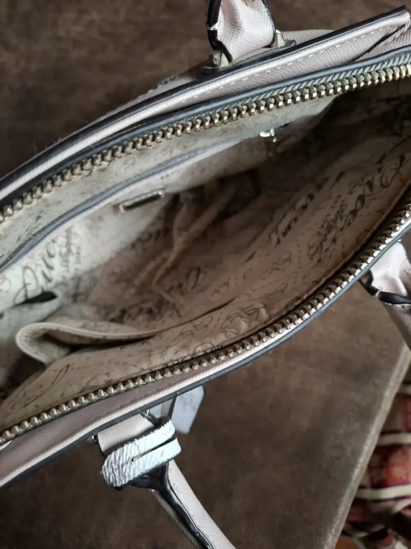 Bolso de mano Guess beige con diseño elegante - 3