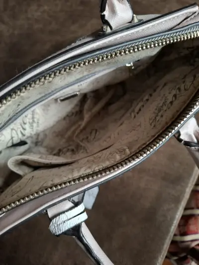 Bolso de mano Guess beige con diseño elegante - miniatura 3