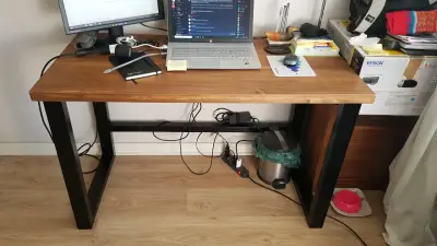 Escritorio de madera con patas metálicas - miniatura 1