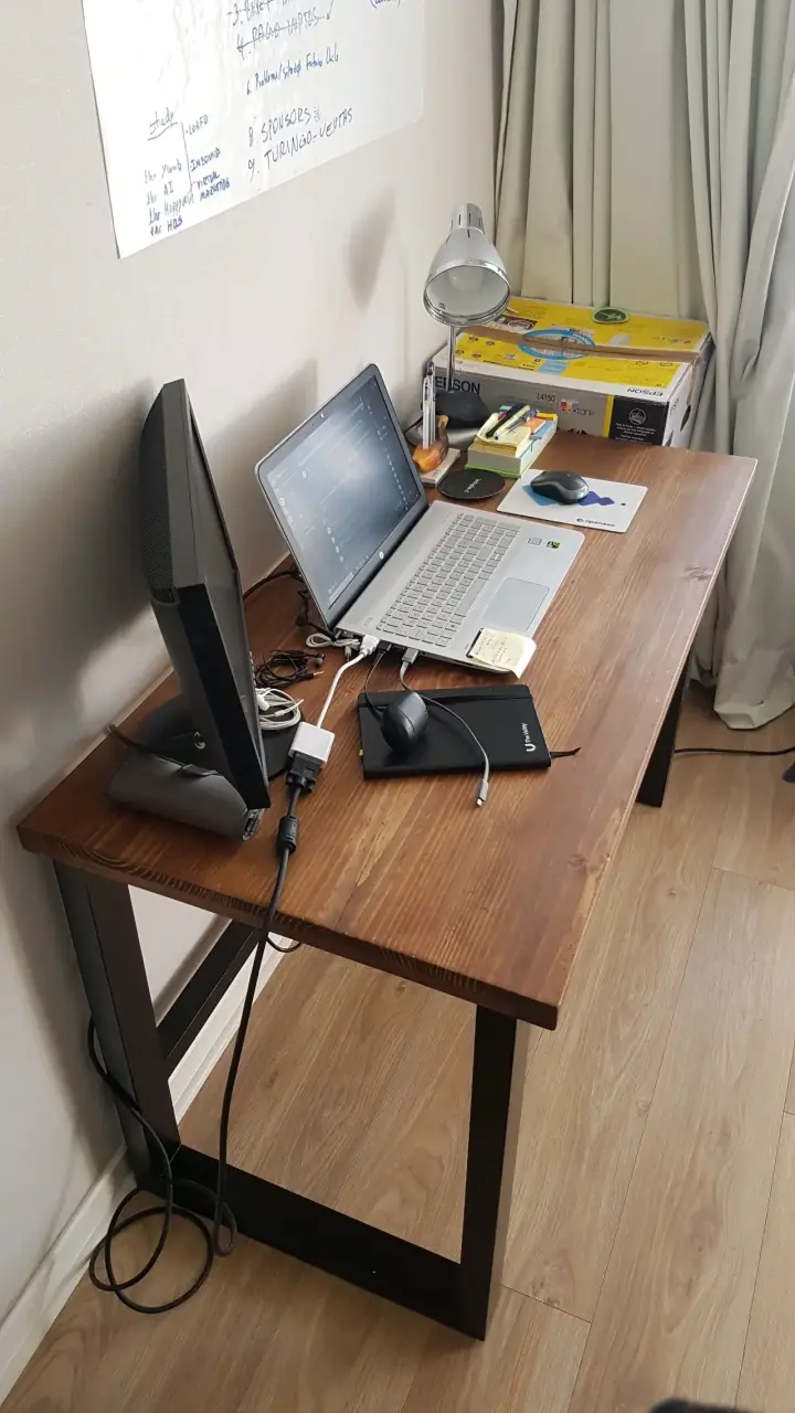 Escritorio de madera con patas metálicas - 2