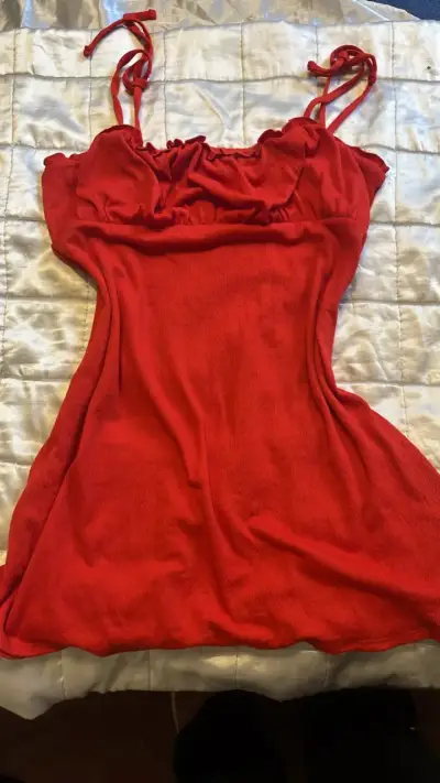 Vestido rojo con tirantes ajustables - miniatura 1