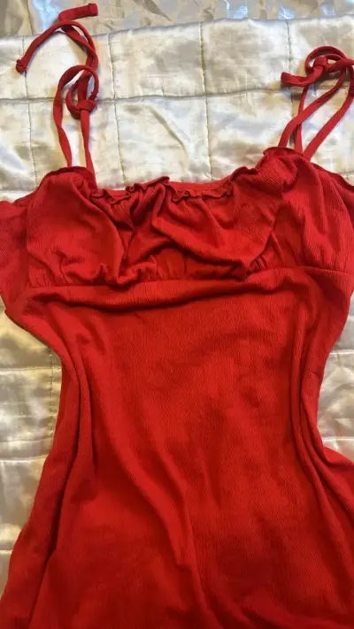 Vestido rojo con tirantes ajustables - miniatura 2