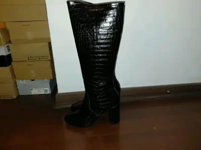 Botas altas negras de cuero con textura - miniatura 1