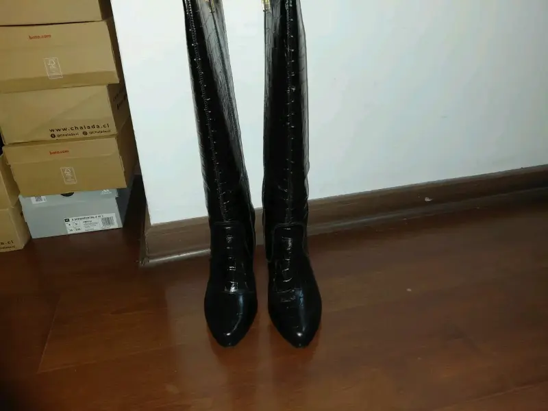 Botas altas negras de cuero con textura - 2