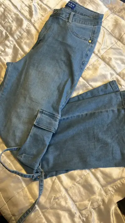 Jeans cargo azul claro para mujer - miniatura 1