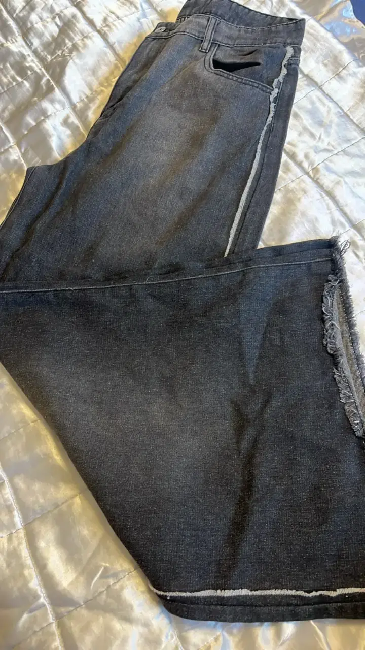 Jeans negros con diseño deshilachado