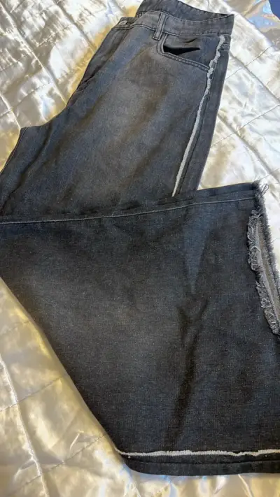 Jeans negros con diseño deshilachado - miniatura 1