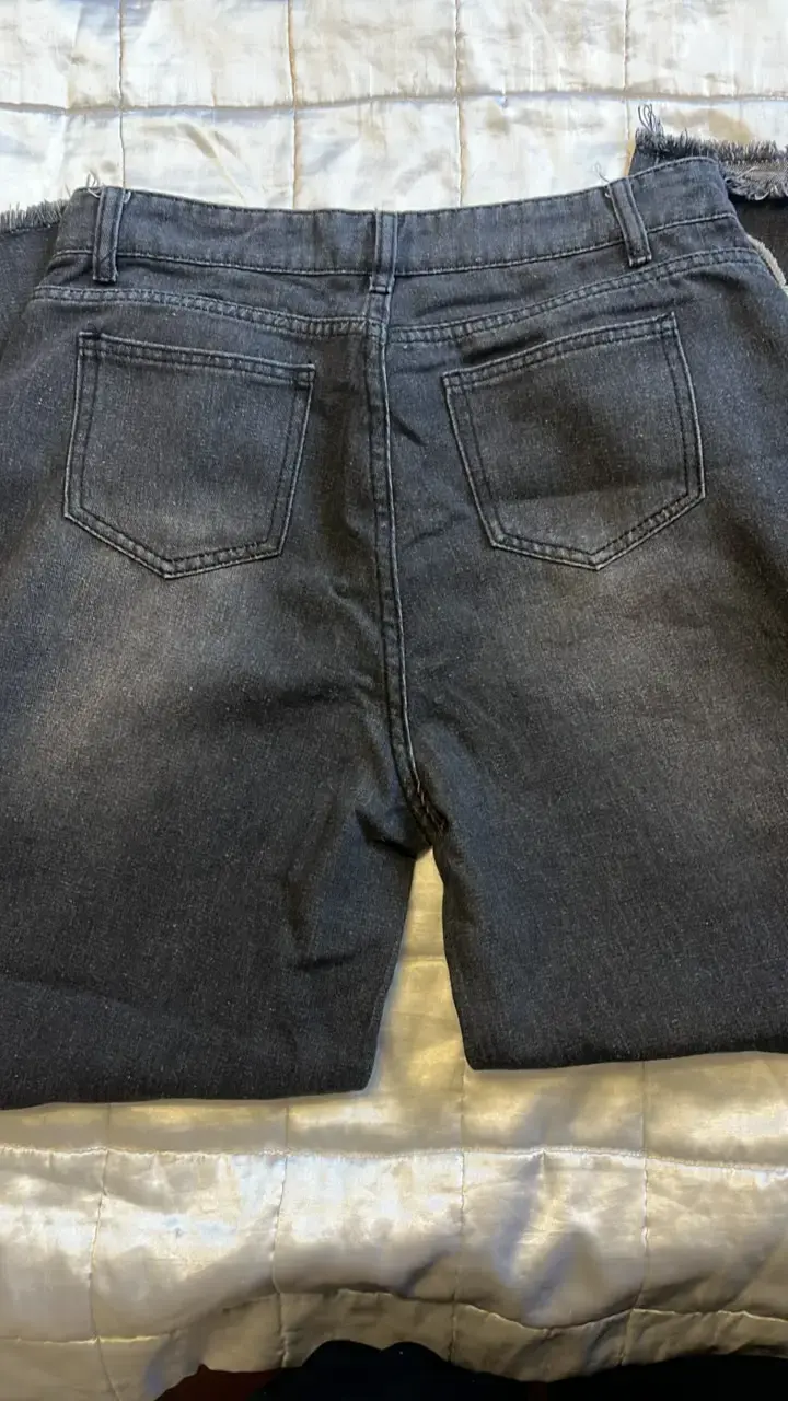 Jeans negros con diseño deshilachado - 2