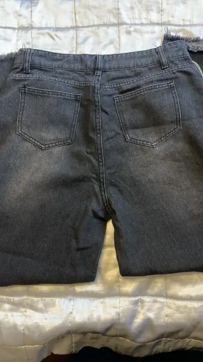 Jeans negros con diseño deshilachado - miniatura 2