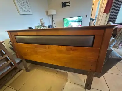 Cabecera de cama de madera con detalle acolchado - miniatura 1
