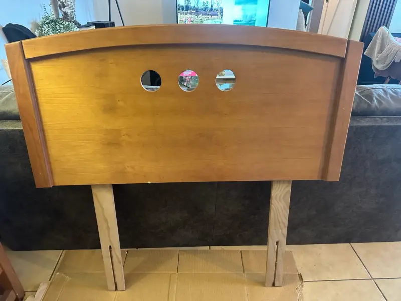 Cabecera de cama de madera con detalle acolchado - 2