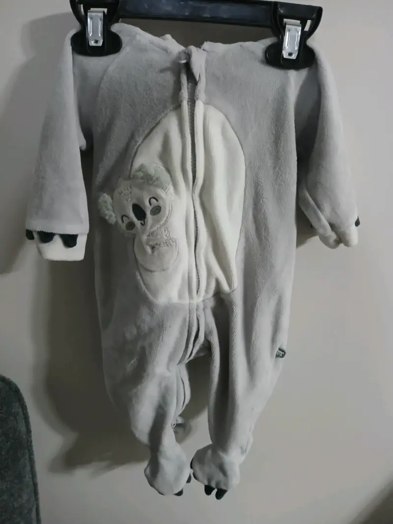 Enterito de bebé gris con diseño de koala Pillin - 2