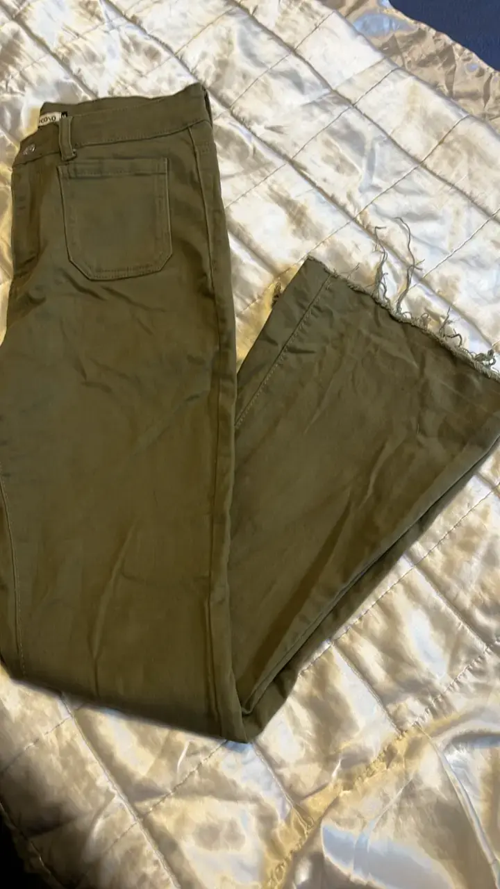 Pantalones verdes desgastados para mujer