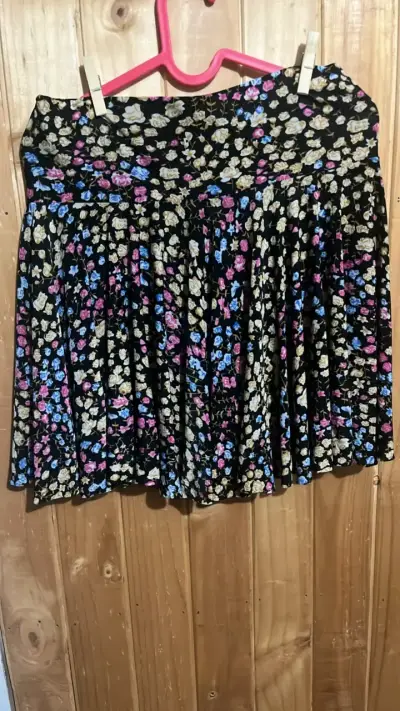 Falda short con diseño de flores (traje de baño) - miniatura 1