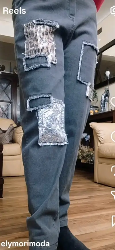 Pantalones de mezclilla con parches decorativos - miniatura 2
