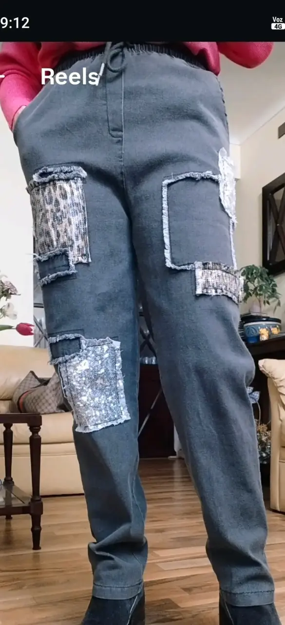 Pantalones de mezclilla con parches decorativos - 3