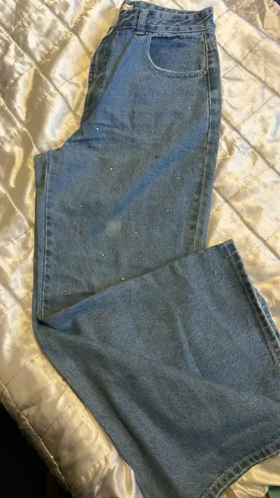Jeans de mujer con detalles de perlas - miniatura 1