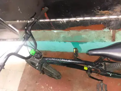 Bicicleta BMX Bianchi negra con detalles verdes - miniatura 1