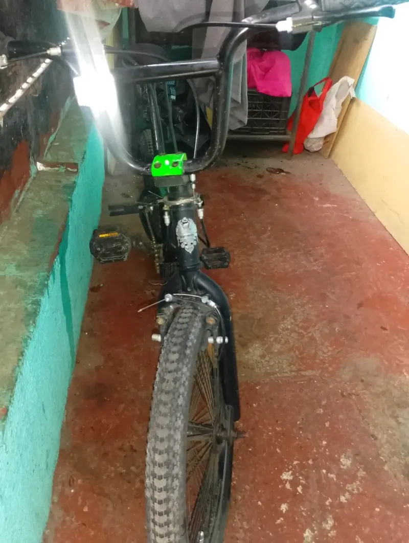 Bicicleta BMX Bianchi negra con detalles verdes - 2