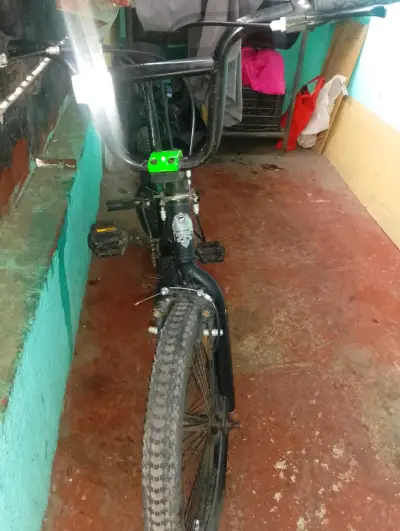 Bicicleta BMX Bianchi negra con detalles verdes - miniatura 2