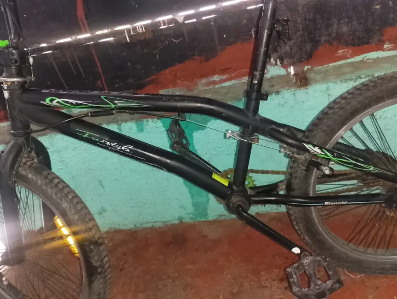 Bicicleta BMX Bianchi negra con detalles verdes - 3